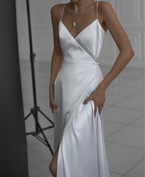 Pikk lõhiku ja õhukeste rihmadega naiste kleit