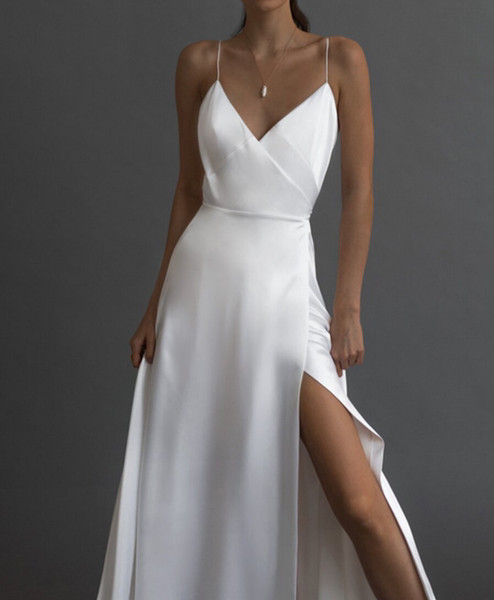 Pikk lõhiku ja õhukeste rihmadega naiste kleit