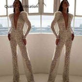 Pikk naiste kombinesoon sügava kaelusega ja pikkade varrukatega