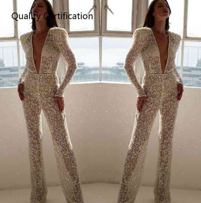 Pikk naiste kombinesoon sügava kaelusega ja pikkade varrukatega