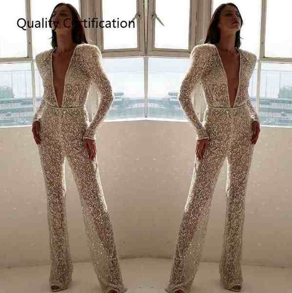 Pikk naiste kombinesoon sügava kaelusega ja pikkade varrukatega