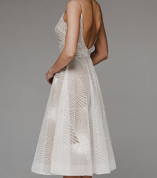 Stiilne õhukeste rihmadega ja läikiva efektiga naiste kleit – mitut värvi