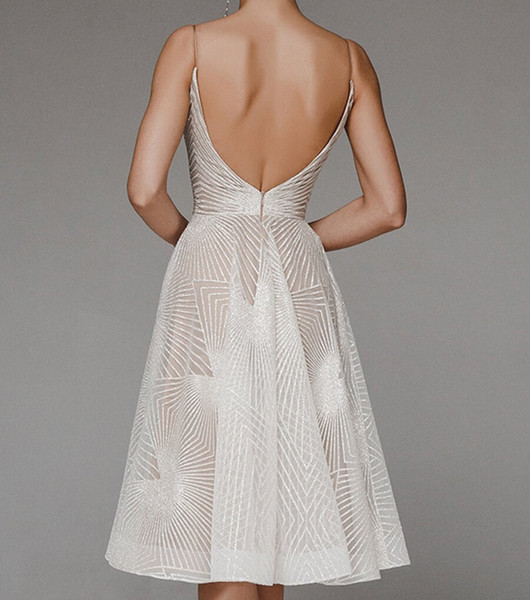 Stiilne õhukeste rihmadega ja läikiva efektiga naiste kleit – mitut värvi