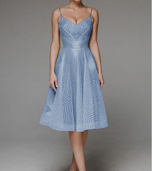 Stiilne õhukeste rihmadega ja läikiva efektiga naiste kleit – mitut värvi