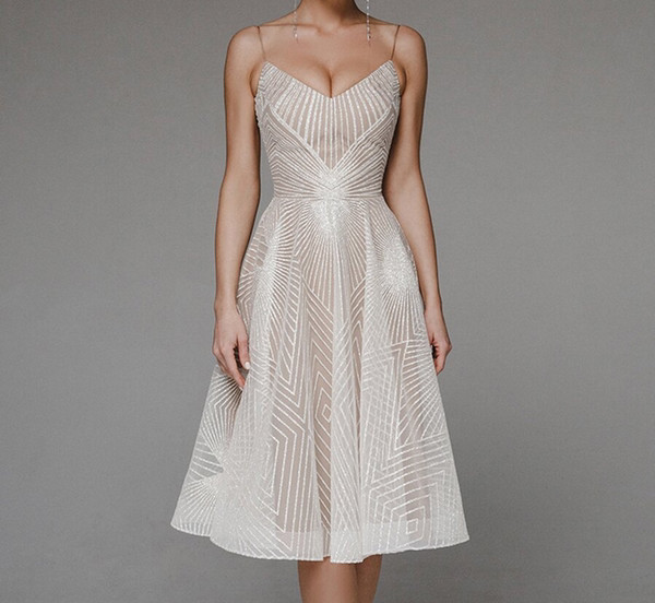 Stiilne õhukeste rihmadega ja läikiva efektiga naiste kleit – mitut värvi