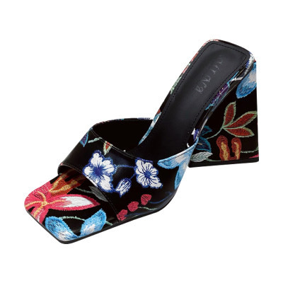 Γυναικείες παντόφλες με φλοράλ σχέδιο και τετράγωνο τακούνι 10 cm