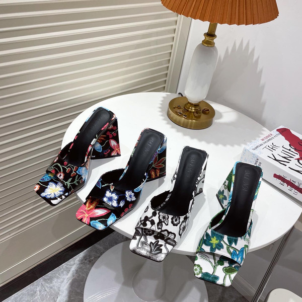 Γυναικείες παντόφλες με φλοράλ σχέδιο και τετράγωνο τακούνι 10 cm