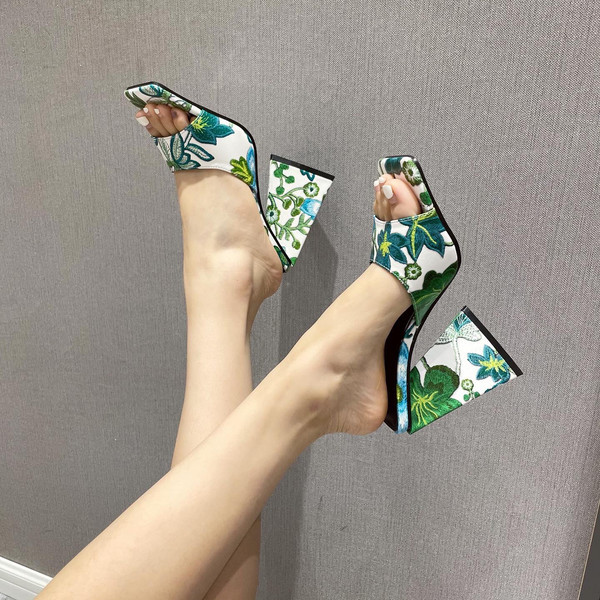 Γυναικείες παντόφλες με φλοράλ σχέδιο και τετράγωνο τακούνι 10 cm