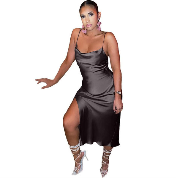 Дамска сатенена рокля с тънки презрамки и цепка 