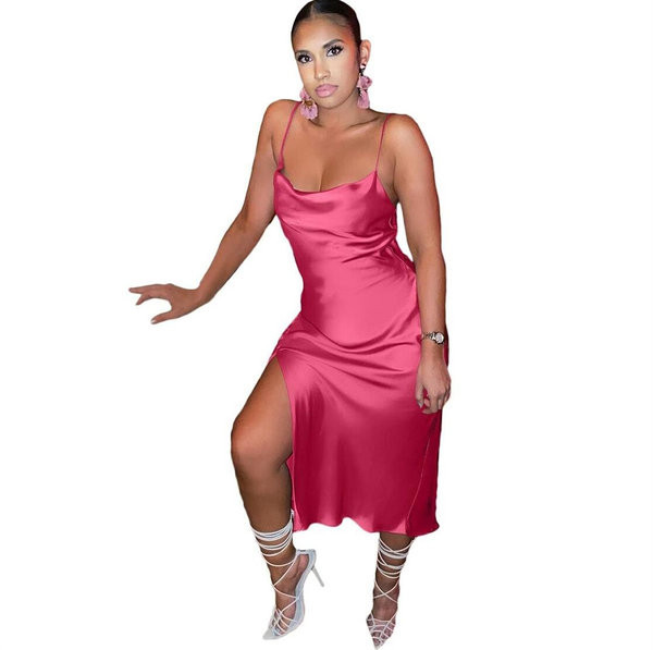 Дамска сатенена рокля с тънки презрамки и цепка 