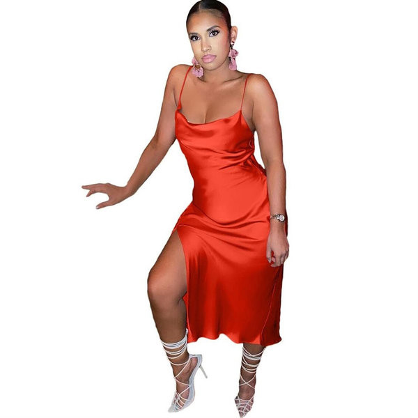Дамска сатенена рокля с тънки презрамки и цепка 