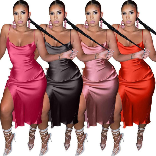 Дамска сатенена рокля с тънки презрамки и цепка 