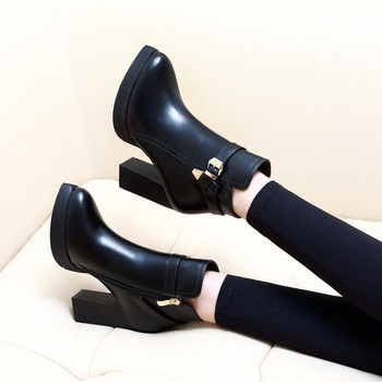 Νέο μοντέλο γυναικείες μπότες με αγκράφα και τακούνι ύψους 9 cm