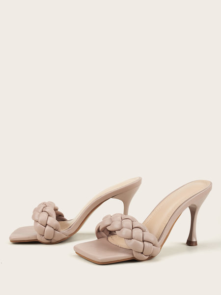 Μοντέρνες γυναικείες παντόφλες με χιαστί λουράκια από οικολογικό δέρμα