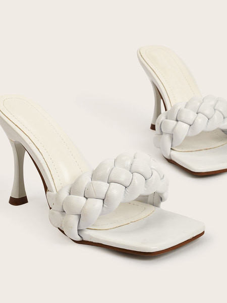 Μοντέρνες γυναικείες παντόφλες με χιαστί λουράκια από οικολογικό δέρμα