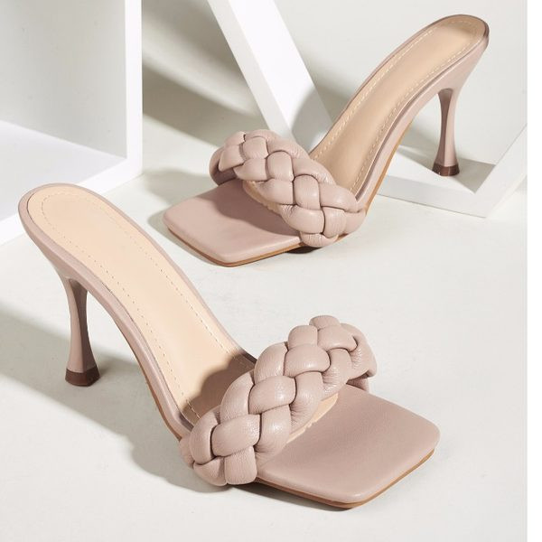 Μοντέρνες γυναικείες παντόφλες με χιαστί λουράκια από οικολογικό δέρμα