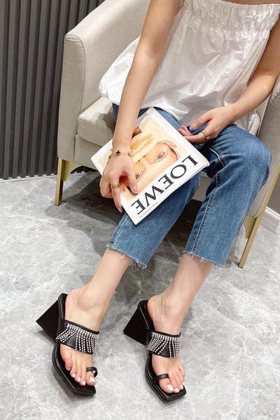 Μοντέρνες γυναικείες παντόφλες διακοσμημένες με πέτρες