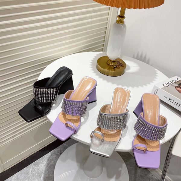 Μοντέρνες γυναικείες παντόφλες διακοσμημένες με πέτρες