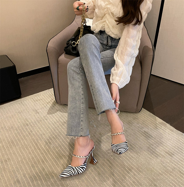 Γυναικείες μυτερές παντόφλες με τακούνι σε δύο χρώματα