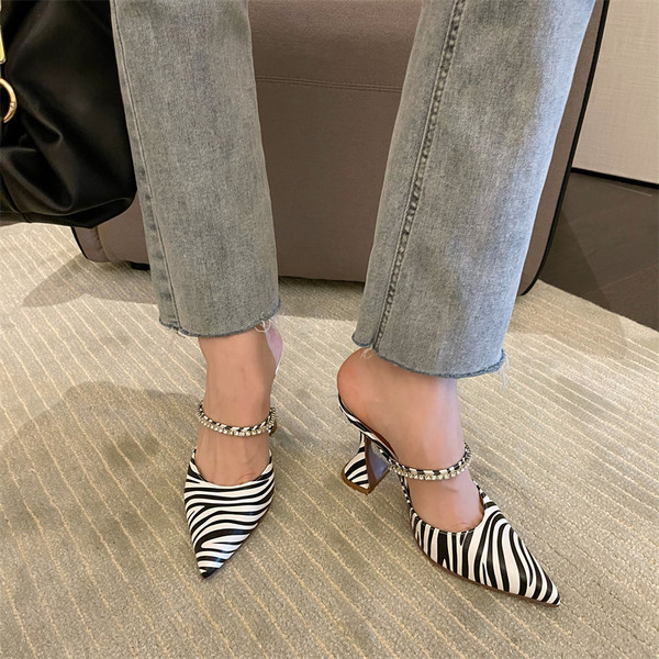 Γυναικείες μυτερές παντόφλες με τακούνι σε δύο χρώματα