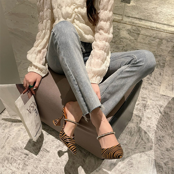 Γυναικείες μυτερές παντόφλες με τακούνι σε δύο χρώματα