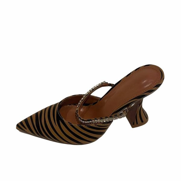 Γυναικείες μυτερές παντόφλες με τακούνι σε δύο χρώματα