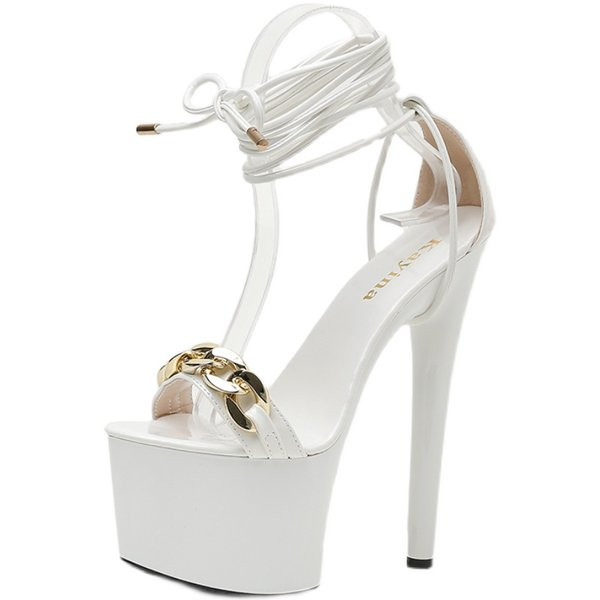 Μοντέρνα σανδάλια  ψηλοτάκουνα και μεταλλική διακόσμηση