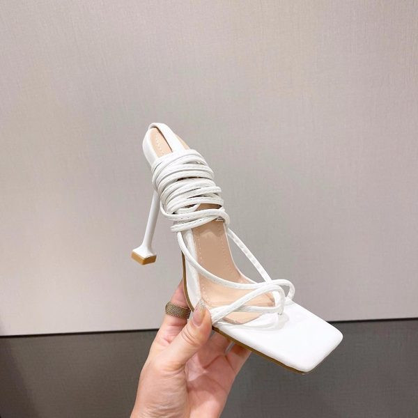 Ženske četvrtaste sandale s vezicama i tankom petom 8 cm