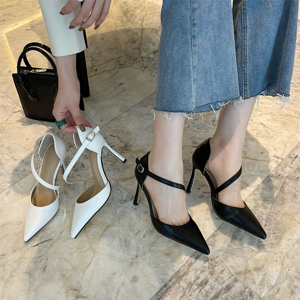 Elegáns női cipő - vékony sarkú hegyes modell