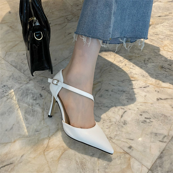 Elegáns női cipő - vékony sarkú hegyes modell
