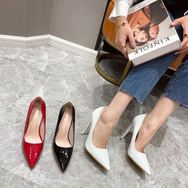 Női cipő sima modell hegyes orrral