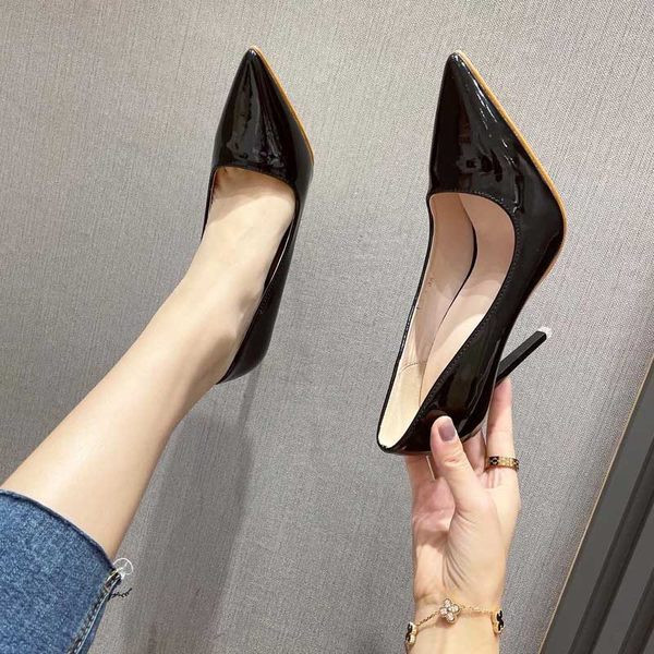 Női cipő sima modell hegyes orrral