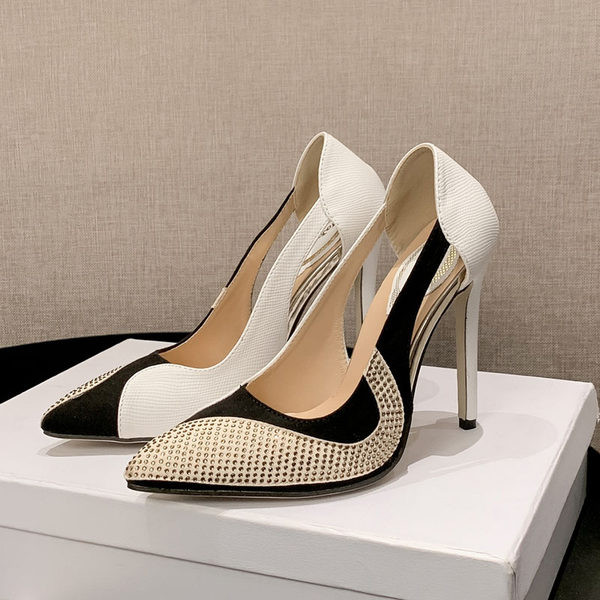 Hegyes sarkú cipő - két színben