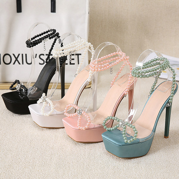 Stílusos női szandál dekorgyöngyökkel és 14,5 cm magas sarokkal