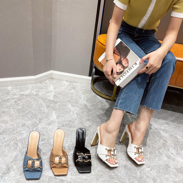 Női négyszögletes papucs fém díszítéssel, magassarkúval 11 cm