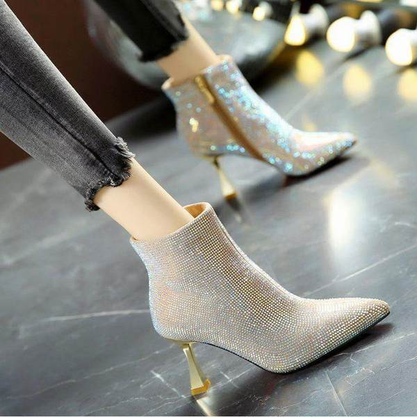 Fényes női csizma cipzárral és sarokkal 8 cm