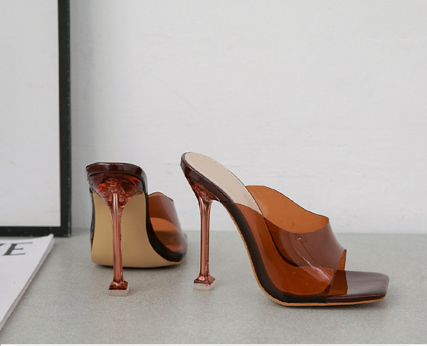 Női papucs magas vékony sarokkal, barna színben