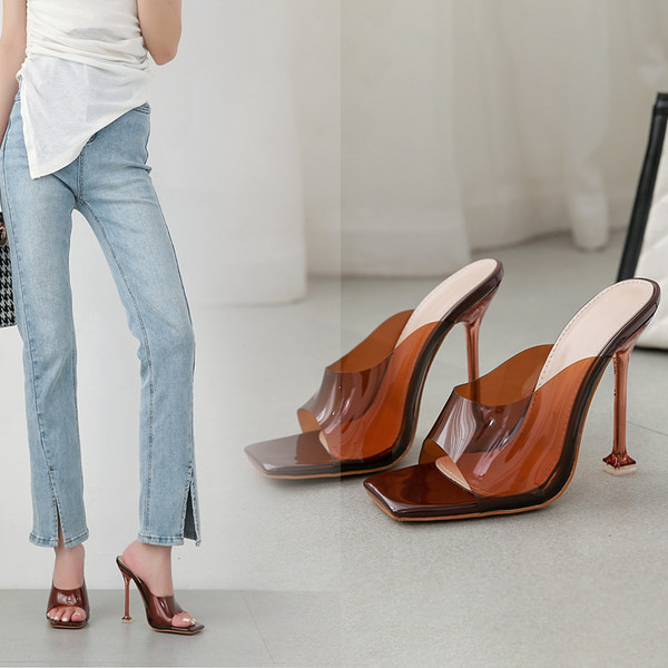 Női papucs magas vékony sarokkal, barna színben