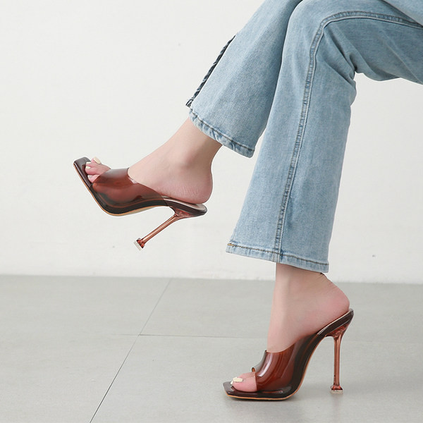 Női papucs magas vékony sarokkal, barna színben