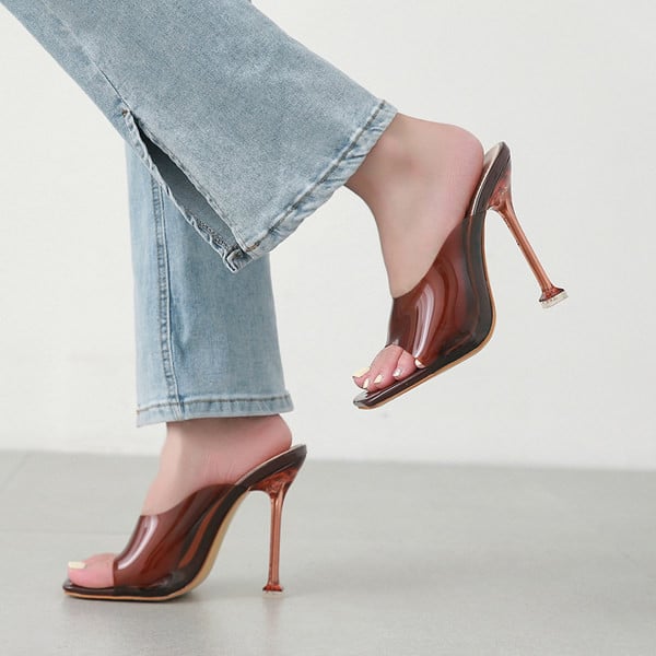 Női papucs magas vékony sarokkal, barna színben