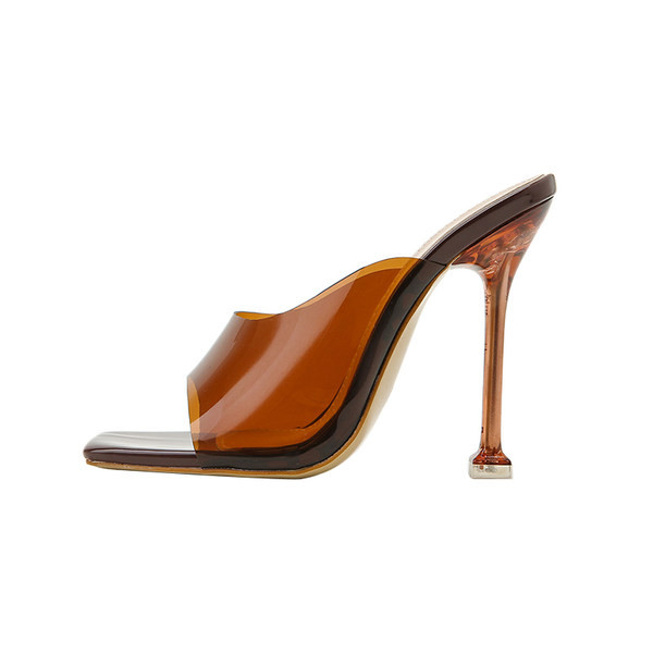 Női papucs magas vékony sarokkal, barna színben