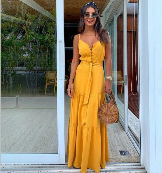 Hosszú női nyári ruha övvel a derekán