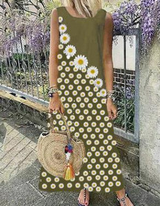 Rochie lunga de dama cu decolteu oval si aplicatie colorata