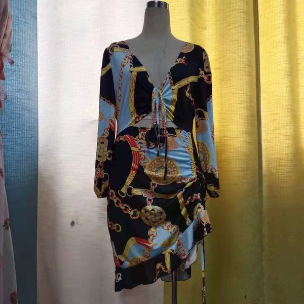 Női rövid ruha, hosszú ujjú V-nyakú és megkötős