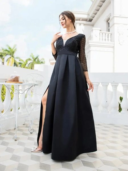 Stílusos hosszú ruha csipkével és hasítékkal