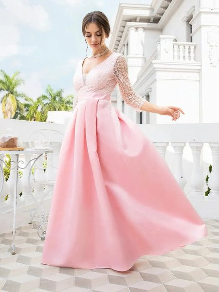 Stílusos hosszú ruha csipkével és hasítékkal