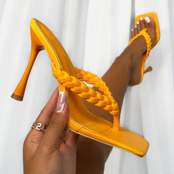 Öko bőrből készült női papucsok új modellje a lábujjakon keresztül