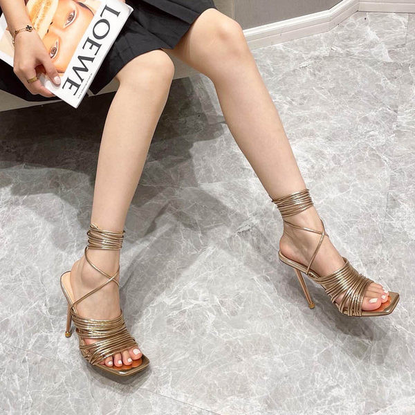Kuldset värvi paelte ja õhukese kontsaga naiste sandaalid