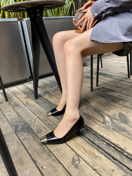 Γυναικεία λουστρίνι παπούτσια μυτερό μοντέλο