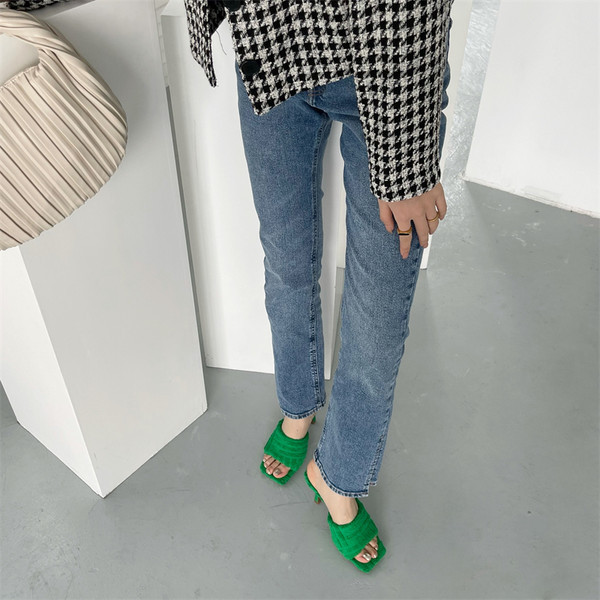 Μοντέρνες γυναικείες παντόφλες με λεπτό τακούνι